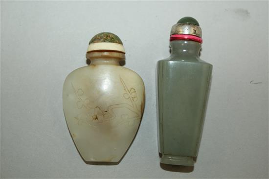 Two Chinese jade snuff bottles, 1800-1900, 6cm